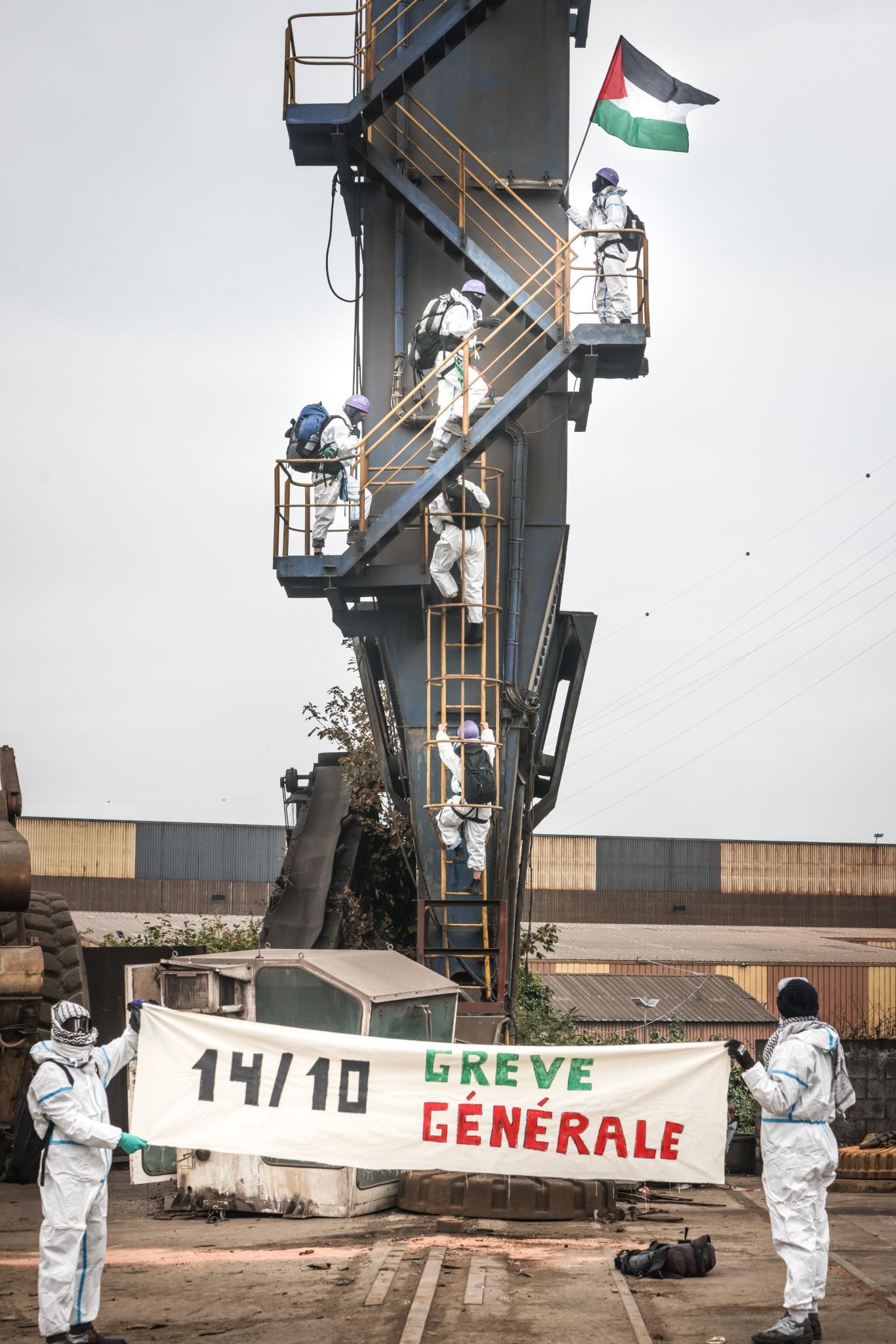 400 activistes bloquent une usine d’ArcelorMittal, dénonçant sa complicité dans l’envoi d’acier à l’armée israélienne